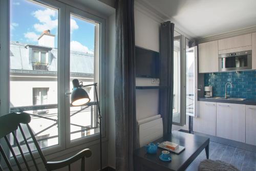 パリにあるザスイーツ パリ スタジオズ の窓付きの部屋、景色を望むキッチンが備わります。