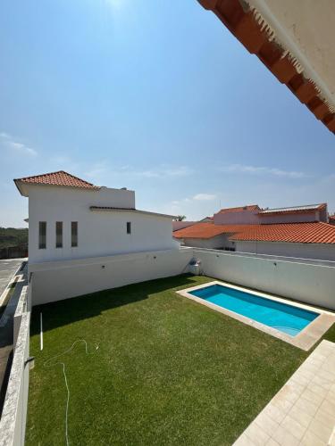 - une vue sur l'arrière-cour d'une maison avec piscine dans l'établissement Casa Mango, à Conchal