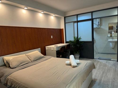 Postel nebo postele na pokoji v ubytování Bold's House Thu Khoa Huan