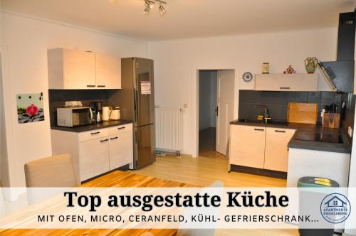 eine Küche mit weißen Schränken und einer Arbeitsplatte in der Unterkunft Apartment Karin - Modern ausgestattet und ideal für Gruppen bis 6 Personen und Hund, egal ob Familie, Kollegen oder Freunde, 85qm mit Terasse und eigenem Stellplatz in Riegelsberg