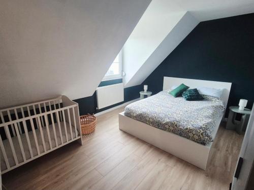 une chambre avec un lit et un lit bébé dans l'établissement Les sables, à Le Touquet-Paris-Plage