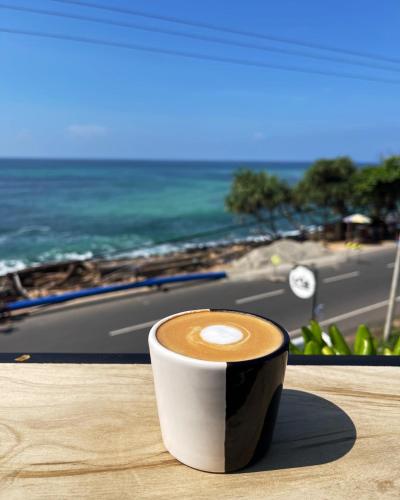 アハンガマにあるUNU Boutique Hotel -- Adults Only --の海の景色を望むテーブル(コーヒー付)