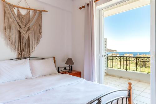 Un dormitorio con una cama y una ventana grande en Gregory's House, en Monemvasia