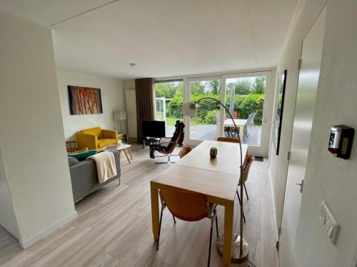 Η κουζίνα ή μικρή κουζίνα στο spacious bungalow surrounded large garden