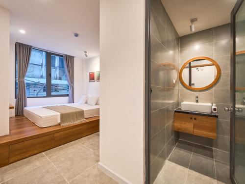 Koupelna v ubytování Modern House w Rooftop Pool & Elevator