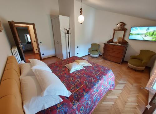 CrocesantaCasa Ridapio: Trail & Relax的卧室里有一张床和一台电视机