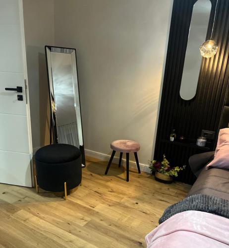 a dressing room with a stool and a mirror at GZP Residence Lugoj 16 in Lugoj