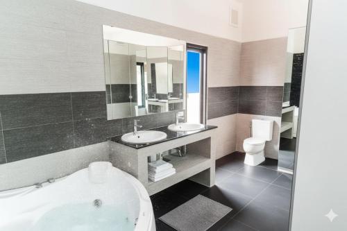 Koupelna v ubytování Modern pool villa nature and beach Pak Nam Pran - hua hin