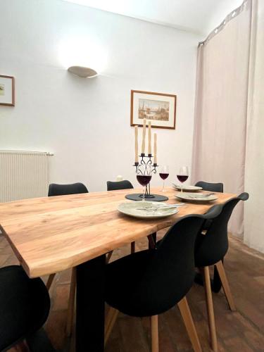 a dining room table with chairs and wine glasses at Gewölbekammer Lichtenwalde in Niederwiesa