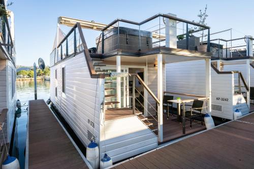 Lovely HouseBoat Apartment Portorose