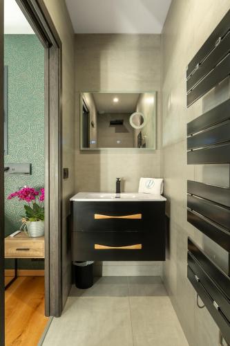 a bathroom with a sink and a mirror at Les Restanques du lac in La Chapelle