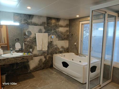 Ένα μπάνιο στο Falettis Murree