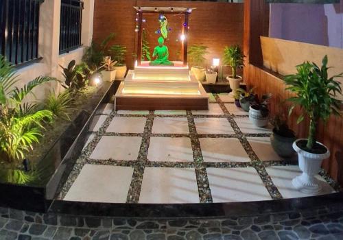 Jardín al aire libre en Omnia Luxe Villa