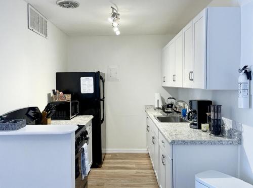 Η κουζίνα ή μικρή κουζίνα στο Shortest Walk to Shands and UF Health - Quiet, Equipped, Reliable - Free Parking