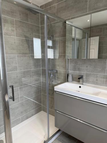 Koupelna v ubytování Bright Modern Mill Hill Home Free Parking and Garden