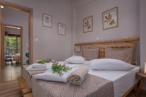 una camera da letto con un letto grande con asciugamani sopra di Limoncello Villas a Vourvourou