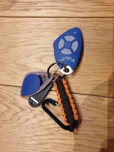 a pair of scissors and a leash on a table at Studio moderne à 15mn de la Défense in La Garenne-Colombes