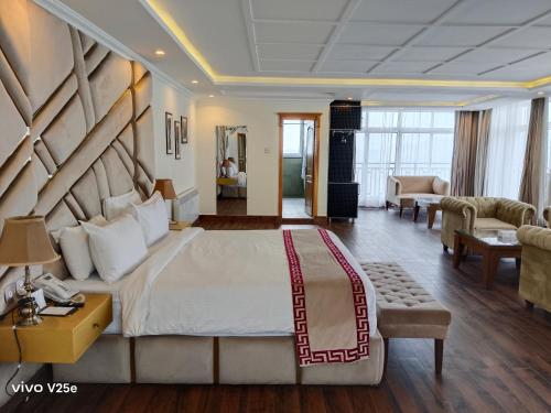 Ένα ή περισσότερα κρεβάτια σε δωμάτιο στο Falettis Murree