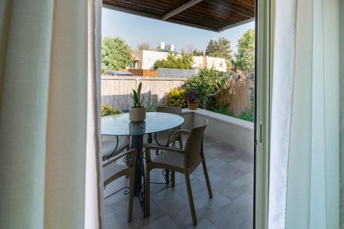 a balcony with a table and chairs on a patio at רז אירוח ברמה- in Qasrîne