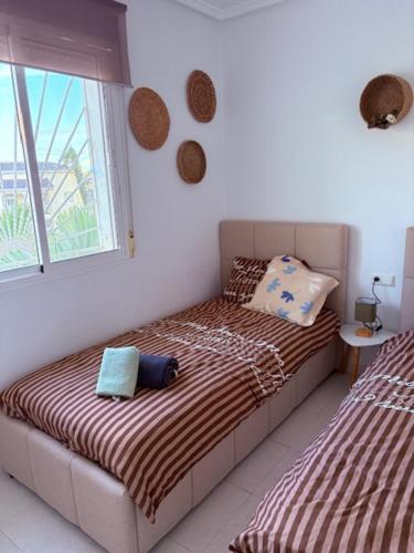 a bedroom with a bed and a window at Casa di Paddy in Ciudad Quesada