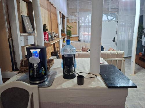 Η κουζίνα ή μικρή κουζίνα στο Elmadel Coffee Gardens 4Bed Rustic Wooden House