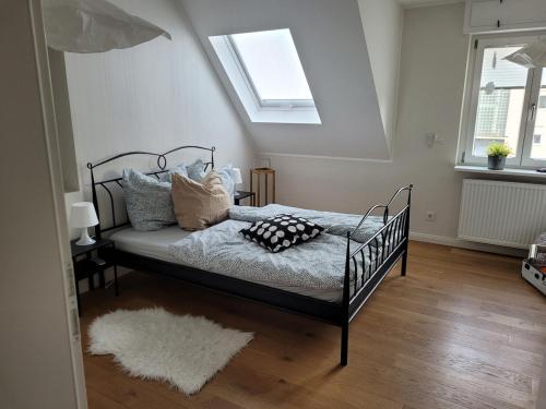 ein Schlafzimmer mit einem Bett mit Kissen darauf in der Unterkunft Ferienhaus Anne in Trier