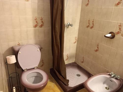 Ένα μπάνιο στο Studio calme, ventilé dans écrin de verdure 2mns de la plage, du bourg