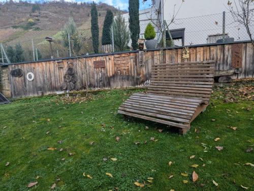 a wooden bench sitting in the grass in a yard at Movika in Neef