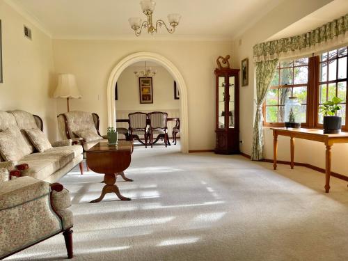 Galeriebild der Unterkunft Hillside Retreat with Pool in Flagstaff Hill