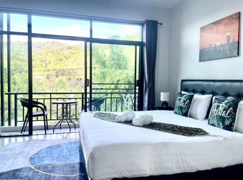 Postel nebo postele na pokoji v ubytování Mr.T Kamala Room