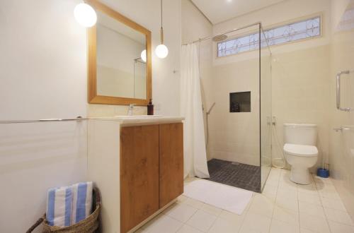 Ένα μπάνιο στο 3 Bedroom Villa with Private Pool in Berawa