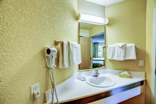Motel 6-Huntsville, ON tesisinde bir banyo