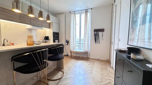 One Bedroom & Balcony / Champs-Élysées