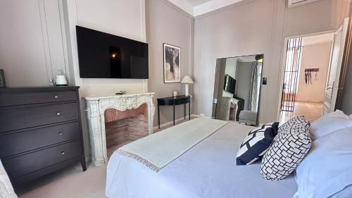 One Bedroom & Balcony / Champs-Élysées