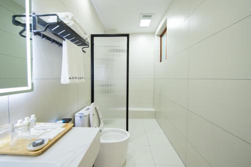 Et badeværelse på Feihua Qingmeng Homestay