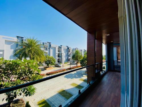 een balkon met uitzicht op een stad bij Evaara By The Ganges in Haridwār