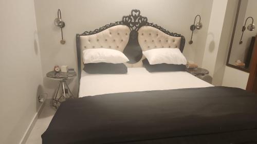 Ένα ή περισσότερα κρεβάτια σε δωμάτιο στο Luxury Clifton 2-BR Flat