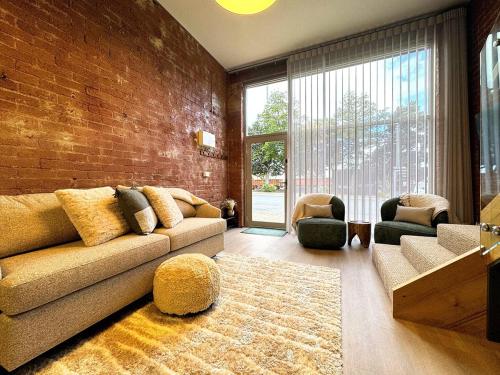 Fotografie z fotogalerie ubytování Mylan on Marine - Historic Charm, Modern Heart v destinaci Burnie