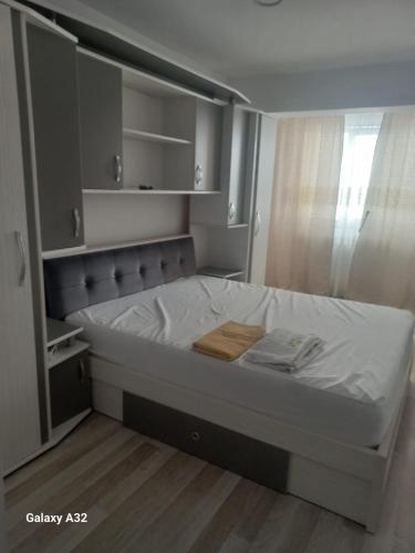 Ένα ή περισσότερα κρεβάτια σε δωμάτιο στο Ema