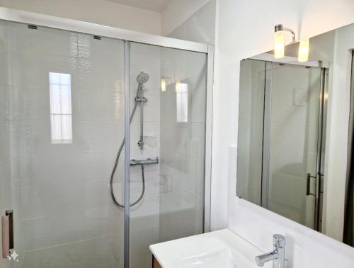 a bathroom with a shower and a sink at Villa plain-pied au calme in Le Castellet