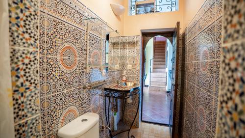 Ένα μπάνιο στο Villa Nafsi Aghmat Marrakech Piscine Chauffée