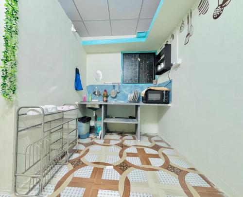 une petite cuisine avec une table et un micro-ondes dans l'établissement KKOZY NOOk, à Aurangabad