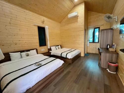 Giường trong phòng chung tại Than Uyên Pineforest Homestay