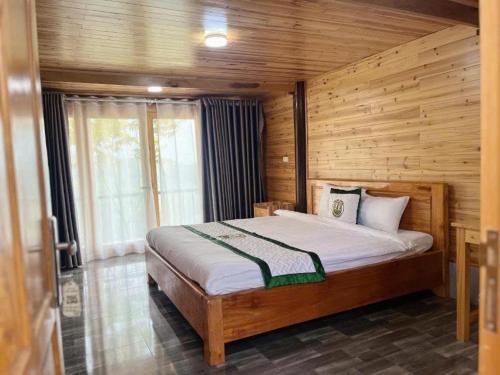 Giường trong phòng chung tại Than Uyên Pineforest Homestay