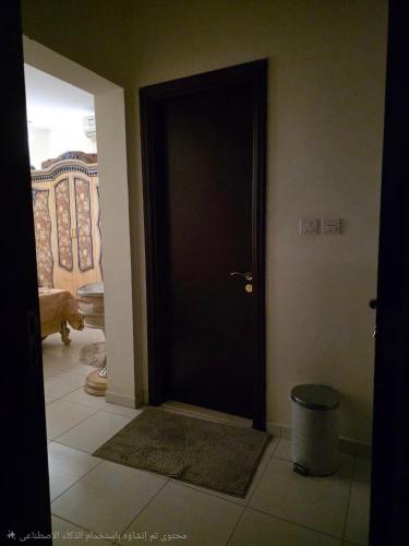 Bū Raysغرف فندقيه - بدع زايد的一间有地毯的房间的黑色门