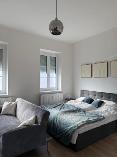 une chambre avec un lit et un canapé dans l'établissement schönes Apartment in Zentrumsnähe, à Klagenfurt am Wörthersee