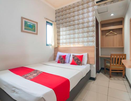 Ένα ή περισσότερα κρεβάτια σε δωμάτιο στο Cihampelas Hotel 2