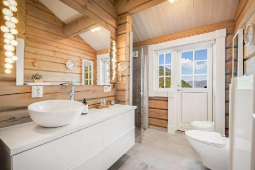 ein Badezimmer mit Waschbecken und Toilette in der Unterkunft Log Cabin With Panoramic Views At Voss Resort in Skulestadmo