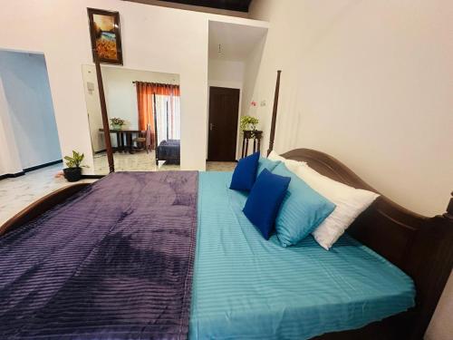 Ένα ή περισσότερα κρεβάτια σε δωμάτιο στο The TJ Lanka