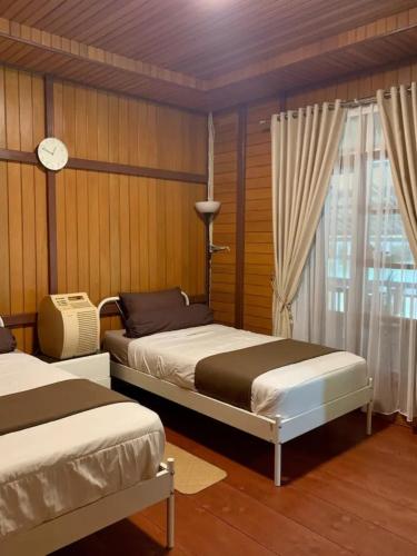 ein Schlafzimmer mit zwei Betten und einem Fenster in der Unterkunft Hidden Grove 